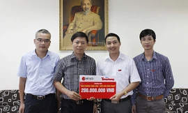  Ông Nguyễn Minh Tâm, Giám đốc Kinh doanh Elmich Việt Nam trao biểu trưng số tiền ủng hộ các lực lượng đang làm nhiệm vụ tại Hoàng Sa cho Phó TBT Báo Tiền phong Trần Thanh Lâm.