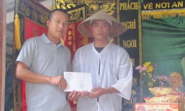 PV báo Tiền phong trao 5 triệu đồng hỗ trợ gia đình trung úy Phạm Khả Đăng.