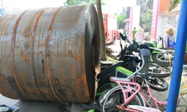 Cuộn thép khổng lồ văng xuống đường gây hư hỏng nhiều phương tiện bên đường