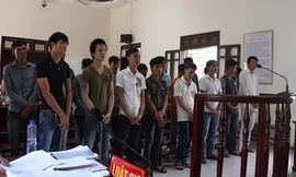 Tiếng gào khóc sau phiên xử vụ hỗn chiến trên sông Yên