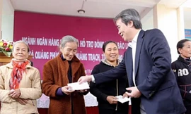 Thống đốc NHNN thay mặt ngành Ngân hàng trao tặng 15 tấn gạo và quà cho bà con nhân dân xã Quảng Phúc, huyện Quảng Trạch, tỉnh Quảng Bình tháng 9/2013 