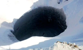 Miệng hố khổng lồ xuất hiện đầy bí ẩn ở Siberia. (Nguồn: ibtimes.co.uk) 