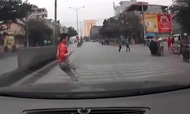 Nằm trong gầm ô tô khi băng qua dải phân cách