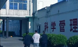 Li bị an ninh Quảng Đông dẫn giải vào phòng xử án. Ảnh: Sohu