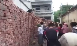 Dân làng đánh nhau vỡ đầu vì đống gạch