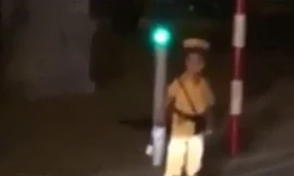 Ngộ nghĩnh hình ảnh bé trai tập làm CSGT