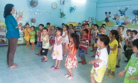 Học sinh mẫu giáo lớp lá của huyện Bình Chánh (TP.HCM) chuẩn bị vào lớp 1. Ảnh: Bích Thanh 