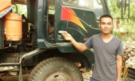 Hàng ngày anh Thông chạy xe tải chở vật liệu xây dựng cho xưởng đóng gạch