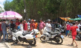 Người dân vây giữ xe mô tô của công an 