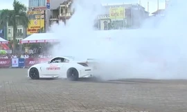 Tay lái Việt trình diễn drift ô tô điêu luyện