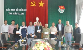 Buổi trao quà cho các cựu TNXP chống Pháp ở Gia Lai