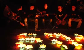 Bạn trẻ Hội An với Giờ Trái đất. Ảnh: Q.H