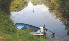 Thiếu niên gây sốc khi hút cạn ao để tìm iPhone bị rơi