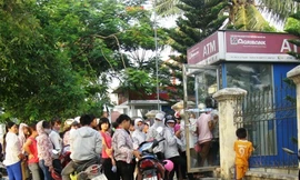 Khốn khổ vì kiểu lĩnh lương hiện đại, văn minh. Ảnh minh họa: Nguyễn Thúy