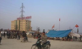 Người dân xã Thanh Nghi dựng lều quanh Nhà máy ximăng Xuân Thành để phản đối việc công ty này gây ô nhiễm môi trường nghiêm trọng. Ảnh: Dân Việt