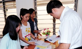 Các thí sinh làm hồ sơ thi đại học năm 2014. Ảnh: Nguyễn Đông.