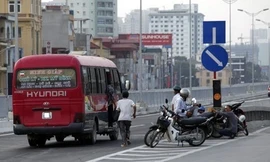 Xe tạt vào bắt khách, 8 người phải nhập viện