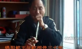 Rùng mình xem “Kỳ nhân” nhét rắn độc từ mũi qua mồm