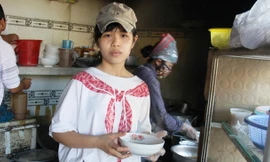 Kim Cúc đang phụ bán bún kiếm tiền lo chi phí nhập học. ảnh: Th.T