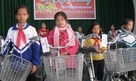 Trao xe đạp cho học sinh nghèo