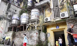 Mối nguy hiểm và mất mỹ quan đô thị từ những bồn nước treo ở chung cư cũ