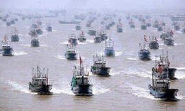 Hơn 10.000 tàu cá Trung Quốc từ tỉnh Chiết Giang và Phúc Kiến trong một lần đổ ra biển Đông, dưới sự hướng dẫn của tàu hải giám. Ảnh: Xinhua