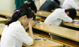 Thí sinh mệt mỏi trong phòng thi đại học 2013. Ảnh: Hồng Vĩnh