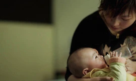 Sau khi kết thúc hợp đồng đẻ thuê, người mang thai hộ và bố mẹ của đứa trẻ sẽ không bao giờ gặp lại nhau. Ảnh minh họa: Guardian.