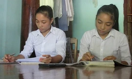 Hai chị em song sinh Phạm Thị Việt Hương (á khoa Trường ĐH Luật Hà Nội) và Phạm Thị Việt Hà (thủ khoa Học viện Hành chính Quốc gia).