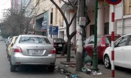 Biển cấm dừng đỗ, ngay sát đó lại cắm biển điểm đỗ xe