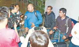 Tuyển Pakistan xuống sân bay Tân Sơn Nhất chiều qua. Ảnh: tường vũ