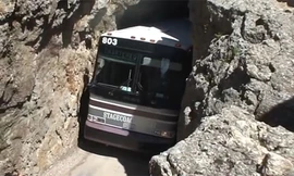 Xe buýt xuyên qua khe núi siêu hẹp