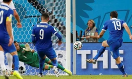 Papastathopoulos (19) ghi bàn san bằng tỷ số cho Hy Lạp. Ảnh: Reuters