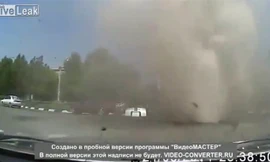 Vòi rồng bất ngờ xuất hiện giữa phố