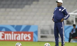 HLV Keshi (Nigeria) đau đầu vì học trò bỏ tập đòi chia tiền thưởng. Ảnh: AP 