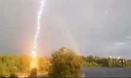 Kinh hoàng tia sét giáng xuống đất như bom