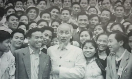 Bác Hồ và các đại biểu Đại hội Đoàn toàn quốc lần thứ III. Ảnh: Tư liệu