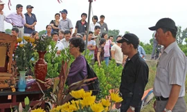 Gia đình làm lễ cầu siêu cho nạn nhân Lê Thị Thanh Huyền.