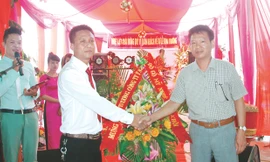 Ông Vũ Minh Khôi, Giám đốc Công ty TNHH đồ gỗ mỹ nghệ Minh Khôi (bên trái) đón nhận chúc mừng từ đối tác 