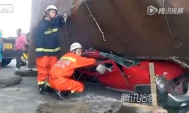 Container đè bẹp ôtô, tài xế sống sót thần kỳ