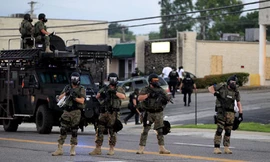 Cảnh sát chống bạo động chốt giữ trên đường phố Ferguson