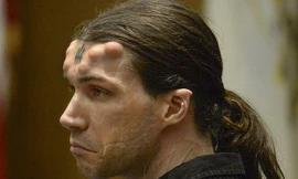 Bị nhận dạng vì có sừng ở trán