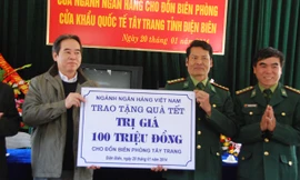 Thống đốc Nguyễn Văn Bình tặng quà cho Đồn Biên phòng Tây Trang. Ảnh: XB