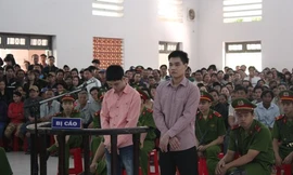 Bị cáo Ngô Văn Tâm (phải) và Trần Tự Điển tại tòa. Ảnh: Người Lao Động