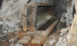 Chiếc quan tài bằng thân gỗ nguyên khối được gác trên một vách đá 