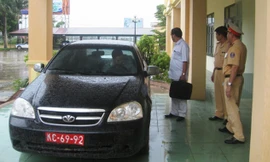 CSGT Thanh Hóa và Công an tỉnh Thái Bình thực hiện giao, nhận xe ô-tô đeo biển số giả. Ảnh: Hoàng Lam