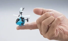 Pico-Falcon chỉ bé bằng đầu ngón tay (Nguồn: Japan Today) 