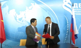 Phó Tổng GĐ Vietjet Đinh Việt Phương và ông Igor G.Lukishin, Tổng GĐ sân bay quốc tế Vladivostock trao thỏa thuận hợp tác