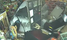 Táo tợn lao thẳng ô tô vào cửa hàng để cướp súng