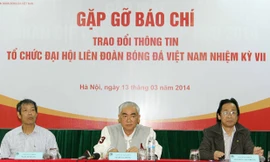 Ông Lê Hùng Dũng (giữa) tuyên bố sẽ làm không lương cho VFF. Ảnh: PV